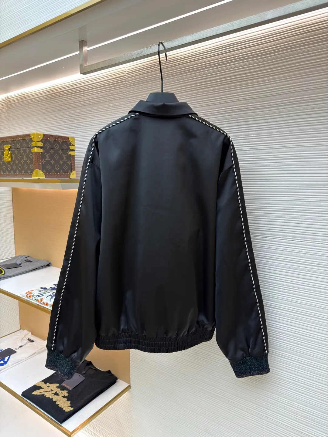 LOUIS VUITTON chest embroidered rhinestone jacket ●Original version: Purchased and developed at 22889 ●Item number: 1681600-B70 ●Material: 100% cotton ●Technology: rhinestone production ●Color: black ●Version: Fitted version ●Weight: about 740 grams ●Size: 46-48-50-52 ●Description: This Louis Vuitton jacket is made of high-quality black satin material, with a delicate texture and rich luster. The craftsmanship incorporates a variety of advanced production technologies: the eye-catching brand logo on the chest is combined with three-dimensional embroidery and hot-drilling technology. The stitching is precise and layered, highlighting the brand's unique recognition; the black and white braided belt decoration on the shoulders and sides not only increases the visual hierarchy, but also enhances the overall sense of fashion and sophistication. The neckline and cuffs are neatly cut and have smooth lines, showing a simple yet high-end style. The zipper and metal buckle have exquisite details and outstanding texture. Manual tile measurement, the error of 1-3CM is within the normal range, which is also the uniqueness of manual craftsmanship. Whether it is worn for daily wear or paired with a jacket, it can easily show fashionable taste and luxurious temperament. The overall wiring is straight and delicate, the fabric is comfortable and soft, and the color is consistent without color difference. It can be matched with the same style to create a fashionable look and control various occasions. Customized accessories, complete with three standards, same style for men and women!